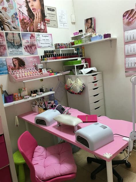 Manicure Studio Team Member